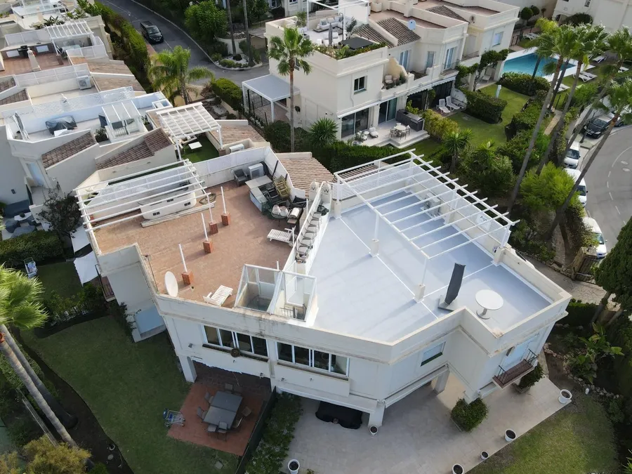 Aerial view of the finished FLEXITEC HT roof terrace on a holiday home in Marbella
